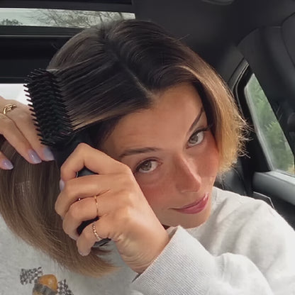 La PREMIÈRE brosse coiffante intelligente pour des cheveux lisses et coiffés en moins de 2 minutes